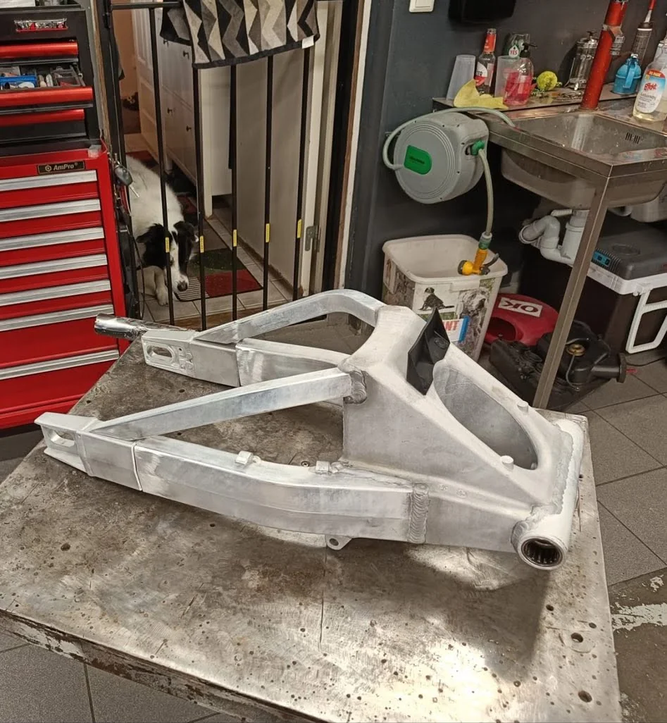 Ubehandlet svingarm i aluminium på et sveisebord